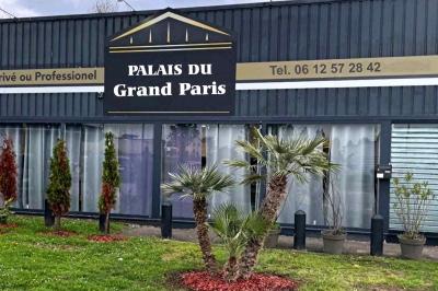 Cuisine professionnelle équipée avec four, réfrigérateur, plan de travail en inox et hotte d'extraction.