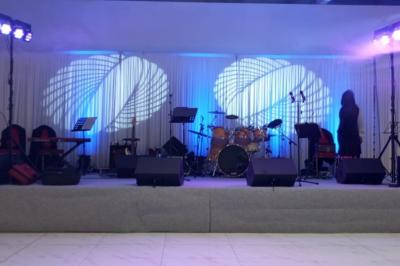 Cuisine professionnelle équipée avec four, réfrigérateur, plan de travail en inox et hotte d'extraction.