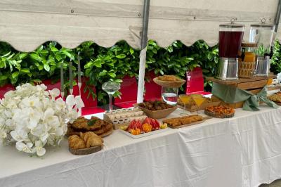 Cuisine professionnelle équipée avec four, réfrigérateur, plan de travail en inox et hotte d'extraction.