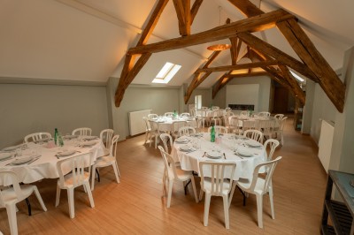 Miniature Location salle Villeneuve-sous-Dammartin (Seine-et-Marne) - La Bullote #5 Grande paella garnie de crevettes, moules, morceaux de poulet et légumes colorés, présentée dans une large poêle.