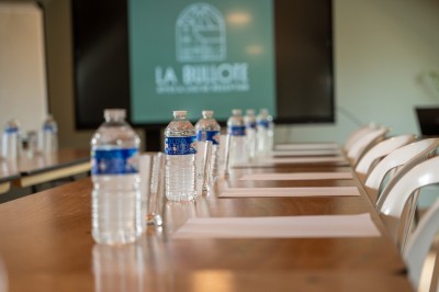 Miniature Location salle Villeneuve-sous-Dammartin (Seine-et-Marne) - La Bullote #7 Grande paella garnie de crevettes, moules, morceaux de poulet et légumes colorés, présentée dans une large poêle.