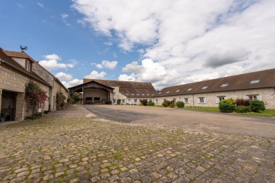 Miniature Location salle Villeneuve-sous-Dammartin (Seine-et-Marne) - La Bullote #27 Grande paella garnie de crevettes, moules, morceaux de poulet et légumes colorés, présentée dans une large poêle.