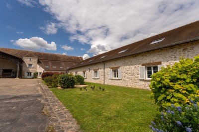 Miniature Location salle Villeneuve-sous-Dammartin (Seine-et-Marne) - La Bullote #28 Grande paella garnie de crevettes, moules, morceaux de poulet et légumes colorés, présentée dans une large poêle.