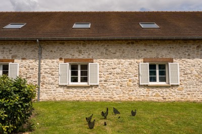 Miniature Location salle Villeneuve-sous-Dammartin (Seine-et-Marne) - La Bullote #26 Grande paella garnie de crevettes, moules, morceaux de poulet et légumes colorés, présentée dans une large poêle.