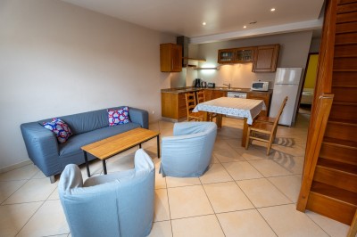 Miniature Location salle Villeneuve-sous-Dammartin (Seine-et-Marne) - La Bullote #12 Grande paella garnie de crevettes, moules, morceaux de poulet et légumes colorés, présentée dans une large poêle.