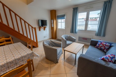 Miniature Location salle Villeneuve-sous-Dammartin (Seine-et-Marne) - La Bullote #11 Grande paella garnie de crevettes, moules, morceaux de poulet et légumes colorés, présentée dans une large poêle.