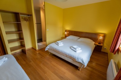 Miniature Location salle Villeneuve-sous-Dammartin (Seine-et-Marne) - La Bullote #16 Grande paella garnie de crevettes, moules, morceaux de poulet et légumes colorés, présentée dans une large poêle.