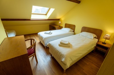 Miniature Location salle Villeneuve-sous-Dammartin (Seine-et-Marne) - La Bullote #17 Grande paella garnie de crevettes, moules, morceaux de poulet et légumes colorés, présentée dans une large poêle.