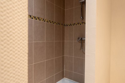 Miniature Location salle Villeneuve-sous-Dammartin (Seine-et-Marne) - La Bullote #20 Grande paella garnie de crevettes, moules, morceaux de poulet et légumes colorés, présentée dans une large poêle.