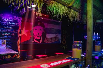 Écran de projection affichant une image d'intérieur coloré dans un espace sombre avec sièges et éclairage néon.