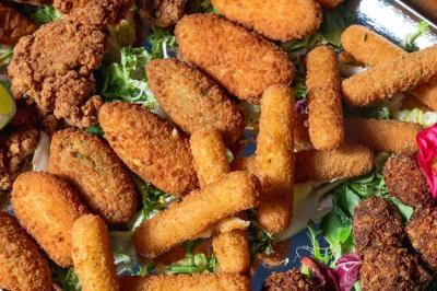 Écran de projection affichant une image d'intérieur coloré dans un espace sombre avec sièges et éclairage néon.