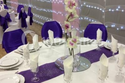 Miniature Location salle Bagnolet (Seine-Saint-Denis) - La Girafe #14 Salle décorée pour un événement avec tables rondes, nappes blanches, chaises ornées de nœuds argentés et dorés, éclairage…