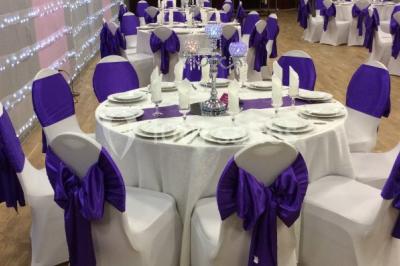 Miniature Location salle Bagnolet (Seine-Saint-Denis) - La Girafe #13 Salle décorée pour un événement avec tables rondes, nappes blanches, chaises ornées de nœuds argentés et dorés, éclairage…