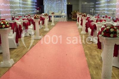 Miniature Location salle Bagnolet (Seine-Saint-Denis) - La Girafe #16 Salle décorée pour un événement avec tables rondes, nappes blanches, chaises ornées de nœuds argentés et dorés, éclairage…