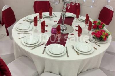 Miniature Location salle Bagnolet (Seine-Saint-Denis) - La Girafe #4 Salle décorée pour un événement avec tables rondes, nappes blanches, chaises ornées de nœuds argentés et dorés, éclairage…