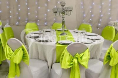 Miniature Location salle Bagnolet (Seine-Saint-Denis) - La Girafe #9 Salle décorée pour un événement avec tables rondes, nappes blanches, chaises ornées de nœuds argentés et dorés, éclairage…