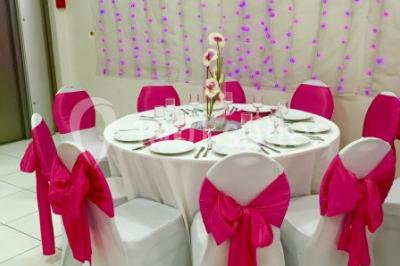 Miniature Location salle Bagnolet (Seine-Saint-Denis) - La Girafe #10 Salle décorée pour un événement avec tables rondes, nappes blanches, chaises ornées de nœuds argentés et dorés, éclairage…