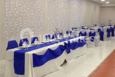 Miniature Location salle Bagnolet (Seine-Saint-Denis) - La Girafe #6 Salle décorée pour un événement avec tables rondes, nappes blanches, chaises ornées de nœuds argentés et dorés, éclairage…