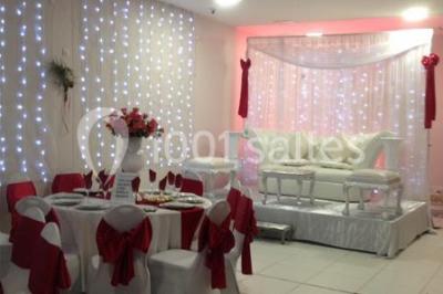 Miniature Location salle Bagnolet (Seine-Saint-Denis) - La Girafe #2 Salle décorée pour un événement avec tables rondes, nappes blanches, chaises ornées de nœuds argentés et dorés, éclairage…