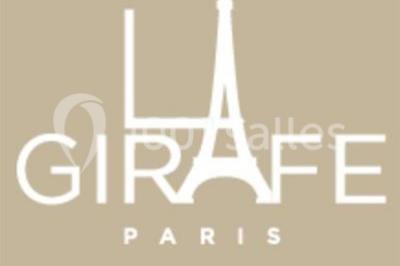 Miniature Location salle Bagnolet (Seine-Saint-Denis) - La Girafe #11 Salle décorée pour un événement avec tables rondes, nappes blanches, chaises ornées de nœuds argentés et dorés, éclairage…