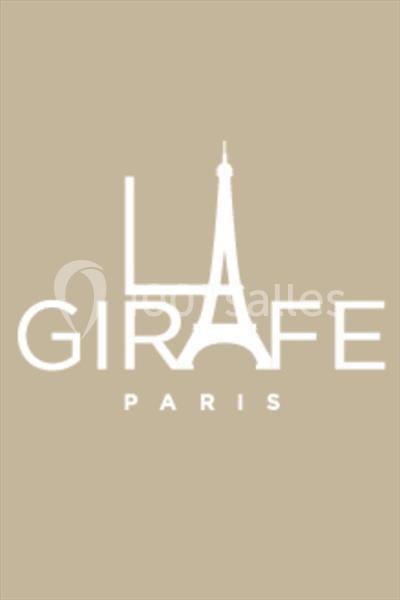 Logo beige avec le texte ’La Girafe Paris’, où la Tour Eiffel remplace la lettre ’A’ de ’Girafe’.