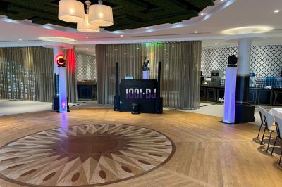 Des mariés avancent sous des étincelles tenues par des invités, entourés d'une foule prenant des photos.