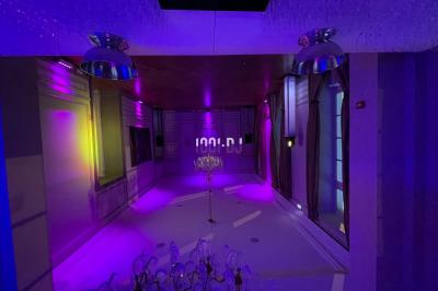 Des mariés avancent sous des étincelles tenues par des invités, entourés d'une foule prenant des photos.