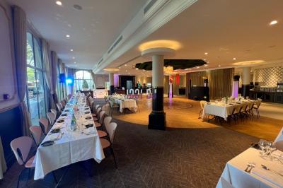 Des mariés avancent sous des étincelles tenues par des invités, entourés d'une foule prenant des photos.