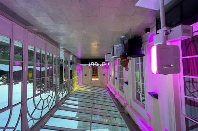 Des mariés avancent sous des étincelles tenues par des invités, entourés d'une foule prenant des photos.