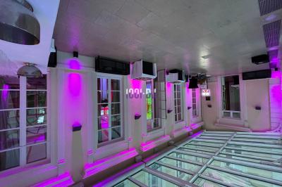 Des mariés avancent sous des étincelles tenues par des invités, entourés d'une foule prenant des photos.