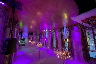 Des mariés avancent sous des étincelles tenues par des invités, entourés d'une foule prenant des photos.