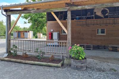 Coin salon avec canapé, fauteuils en cuir, table basse avec jeu d'échecs, bibliothèque et décorations murales.