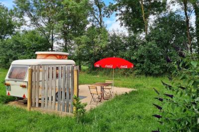 Coin salon avec canapé, fauteuils en cuir, table basse avec jeu d'échecs, bibliothèque et décorations murales.