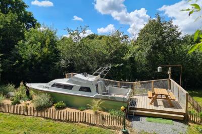 Coin salon avec canapé, fauteuils en cuir, table basse avec jeu d'échecs, bibliothèque et décorations murales.