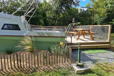 Coin salon avec canapé, fauteuils en cuir, table basse avec jeu d'échecs, bibliothèque et décorations murales.