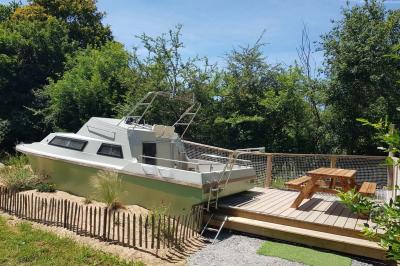 Coin salon avec canapé, fauteuils en cuir, table basse avec jeu d'échecs, bibliothèque et décorations murales.