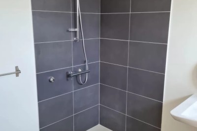 Miniature Location salle Nort-sur-Erdre (Loire-Atlantique) - La Chalan d'Hier #62 Toilettes accessibles avec lavabo, barre d'appui, miroir ovale, et fenêtre apportant de la lumière naturelle.