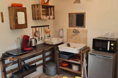 Miniature Location salle Nort-sur-Erdre (Loire-Atlantique) - La Chalan d'Hier #58 Toilettes accessibles avec lavabo, barre d'appui, miroir ovale, et fenêtre apportant de la lumière naturelle.