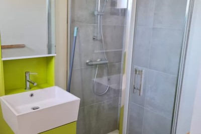 Miniature Location salle Nort-sur-Erdre (Loire-Atlantique) - La Chalan d'Hier #61 Toilettes accessibles avec lavabo, barre d'appui, miroir ovale, et fenêtre apportant de la lumière naturelle.