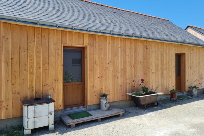 Miniature Location salle Nort-sur-Erdre (Loire-Atlantique) - La Chalan d'Hier #55 Toilettes accessibles avec lavabo, barre d'appui, miroir ovale, et fenêtre apportant de la lumière naturelle.