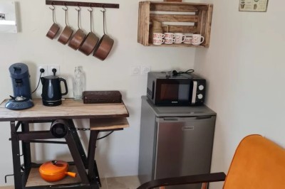 Miniature Location salle Nort-sur-Erdre (Loire-Atlantique) - La Chalan d'Hier #57 Toilettes accessibles avec lavabo, barre d'appui, miroir ovale, et fenêtre apportant de la lumière naturelle.