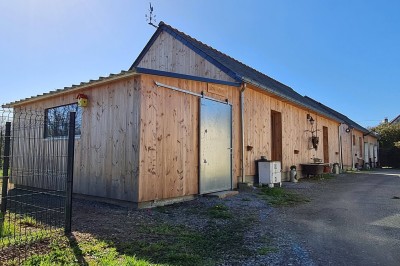 Miniature Location salle Nort-sur-Erdre (Loire-Atlantique) - La Chalan d'Hier #6 Toilettes accessibles avec lavabo, barre d'appui, miroir ovale, et fenêtre apportant de la lumière naturelle.