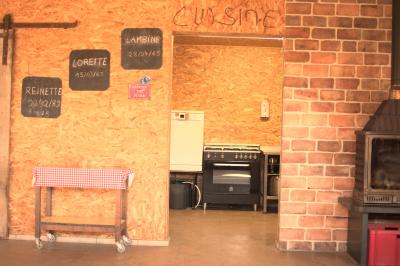 Espace de détente avec canapé, fauteuils, table basse avec échiquier, bibliothèque et décorations murales.