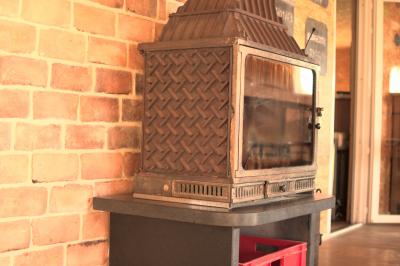 Espace de détente avec canapé, fauteuils, table basse avec échiquier, bibliothèque et décorations murales.