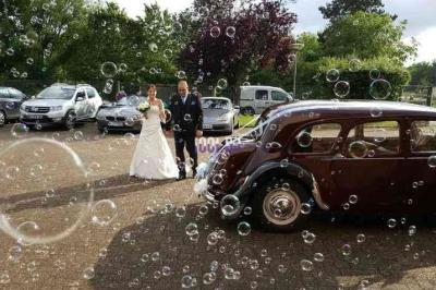Table de mixage éclairée par des lumières colorées dans une ambiance de soirée ou de concert.