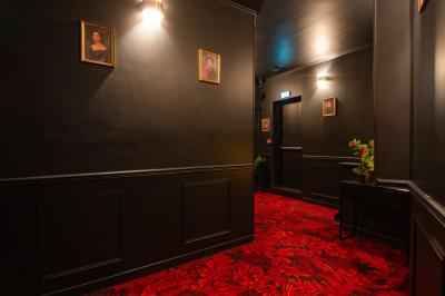 Deux femmes souriantes posent ensemble dans un environnement festif avec un éclairage tamisé.