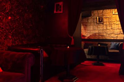 Deux femmes souriantes posent ensemble dans un environnement festif avec un éclairage tamisé.