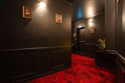 Miniature Location salle Paris 6 (Paris) - Chez Prince #16 Entrée d'un bar ou club avec une enseigne lumineuse en forme de couronne, vélo stationné à gauche et cordon de sécurité.