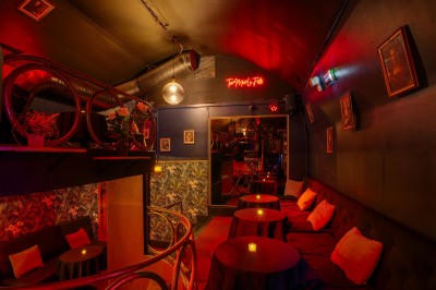 Miniature Location salle Paris 6 (Paris) - Chez Prince #6 Entrée d'un bar ou club avec une enseigne lumineuse en forme de couronne, vélo stationné à gauche et cordon de sécurité.