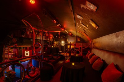 Miniature Location salle Paris 6 (Paris) - Chez Prince #3 Entrée d'un bar ou club avec une enseigne lumineuse en forme de couronne, vélo stationné à gauche et cordon de sécurité.